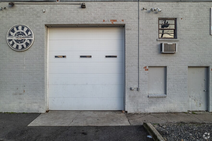 More Photos Of 130-138 Railroad St, Huntington Station Warehouse For Lease
