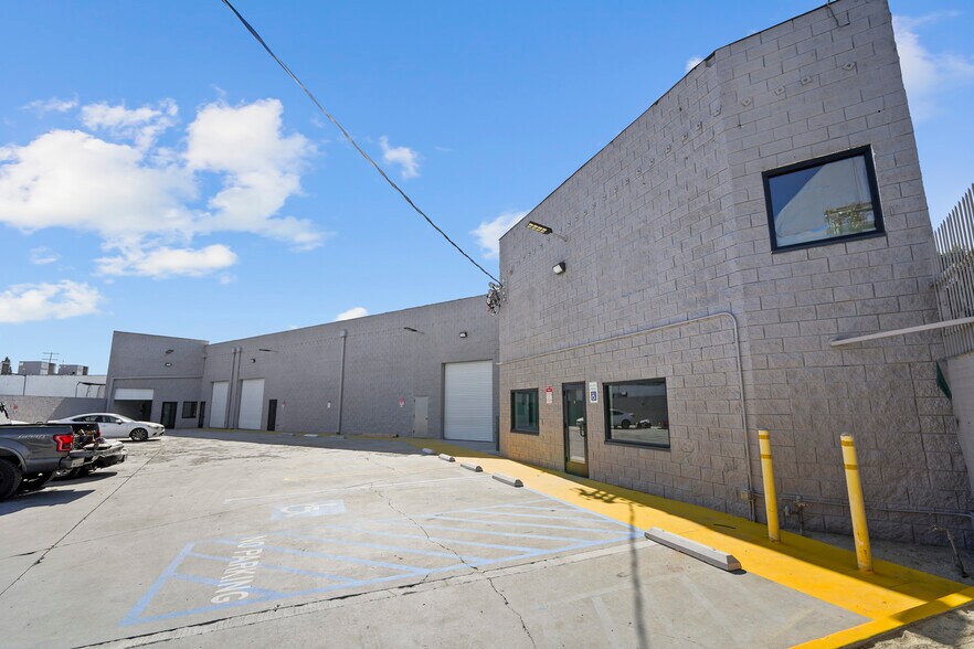 More Photos Of 10926 Randall St, Sun Valley Warehouse For Lease