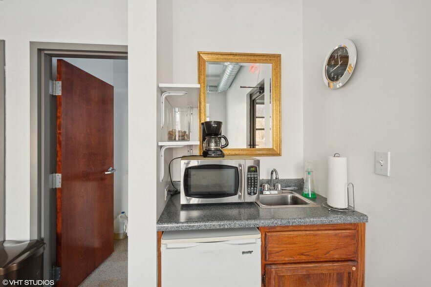 More Photos Of 2147 N Western Ave, Chicago Office For Lease