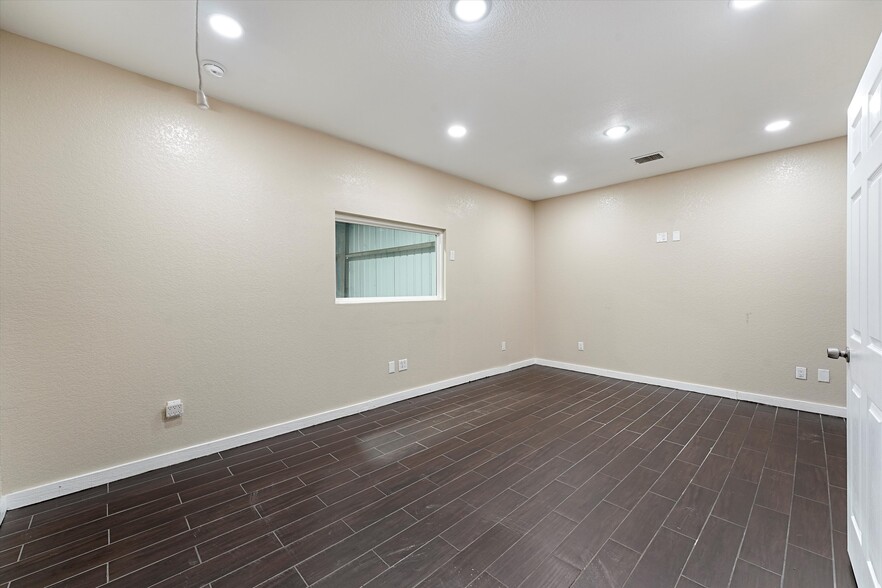 More Photos Of 620 Gellhorn Dr, Houston Warehouse For Sale