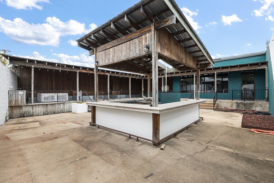 More Photos Of 2866 Poplar Ave, Memphis Storefront Retail Office For Sale