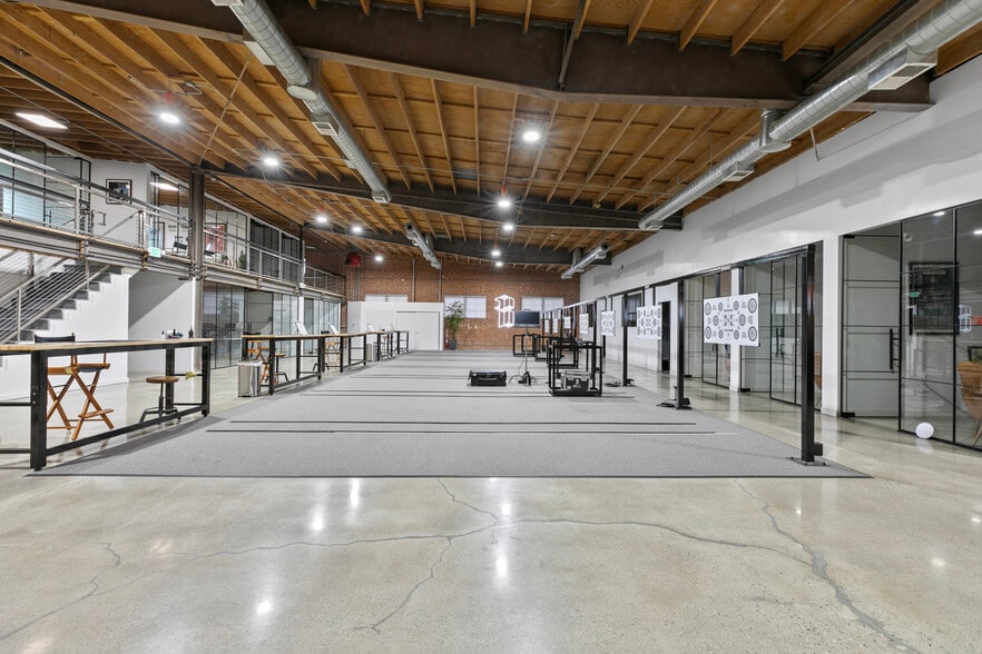 More Photos Of 1604 Venice Blvd, Los Angeles Showroom For Lease