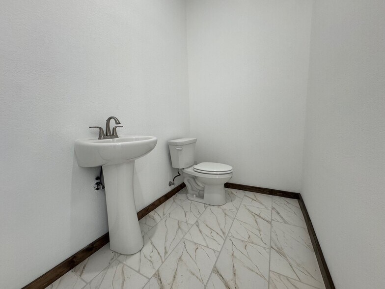 More Photos Of 1401 Ranger Hwy, Weatherford Warehouse For Lease