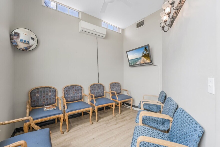 More Photos Of 1323 Viscaya Pky, Cape Coral Medical For Sale