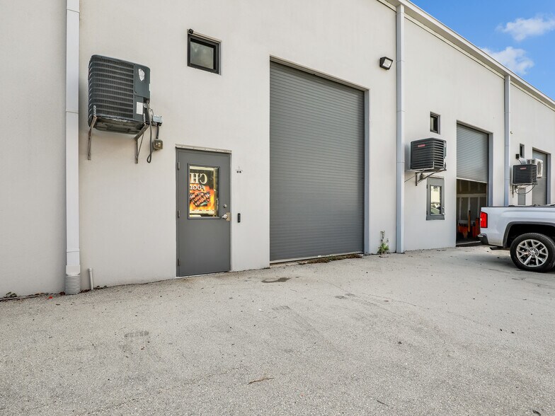 More Photos Of 8801 Business Park Dr, Fort Myers Warehouse For Sale