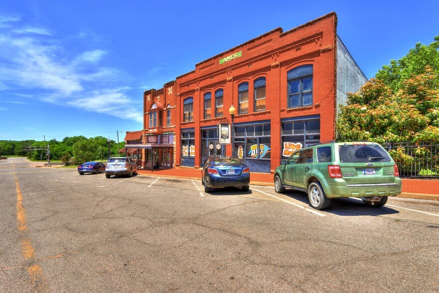 More Photos Of 324 W Oklahoma Ave, Guthrie Storefront Retail Residential For Lease