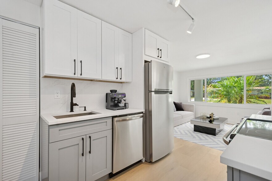 More Photos Of 2655 Bay St, Sarasota Apartments For Sale