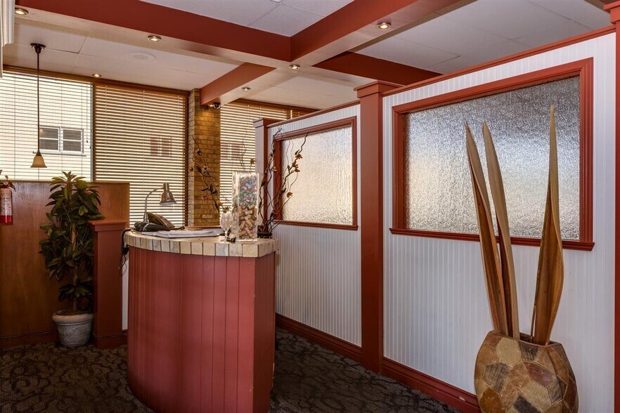 More Photos Of 220-222 Boul du Curé-Labelle, Ste-Thérèse General Retail For Sale