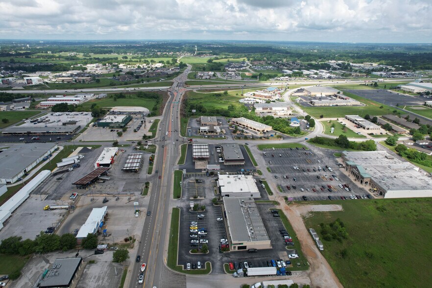 More Photos Of 1501-1513 W State Highway J, Ozark General Retail For Lease