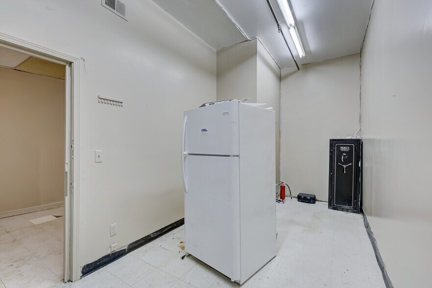 More Photos Of 21559 Grand River Ave, Detroit Storefront For Lease