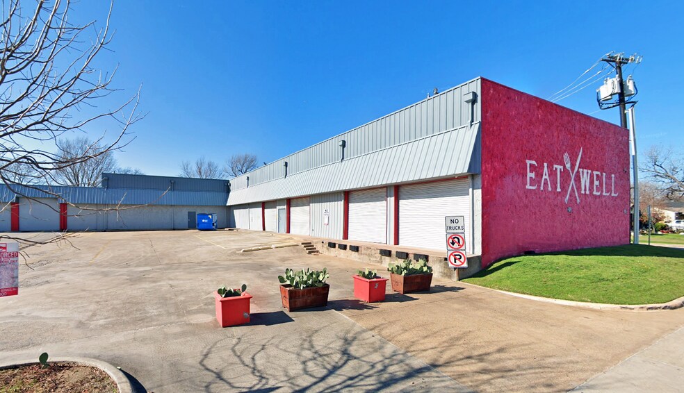 More Photos Of 105-109 NW 13th St, Grand Prairie Showroom For Lease