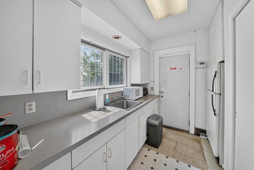 More Photos Of 137 Livingston Ave, New Brunswick Office Residential For Sale