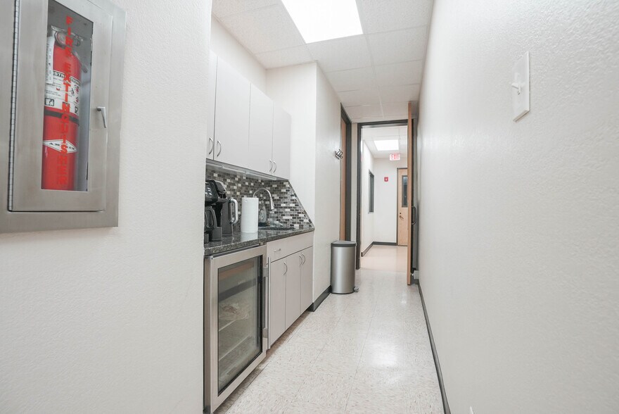 More Photos Of 10410 Corporate Dr, Sugar Land Research And Development For Lease