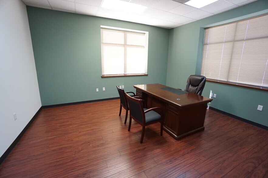 More Photos Of 6935 Brittmoore Rd, Houston Warehouse For Lease