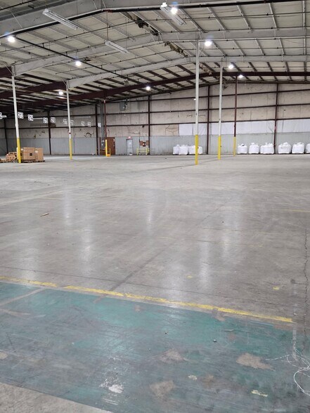 More Photos Of 410 S River St, Calhoun Warehouse For Lease