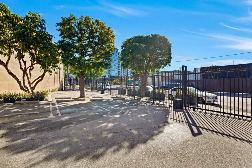 More Photos Of 2330 Pontius Ave, Los Angeles Loft Creative Space For Lease