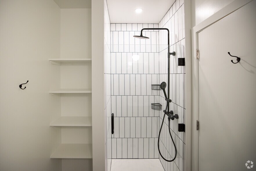 More Photos Of 1135 W Winona St, Chicago Apartments For Lease