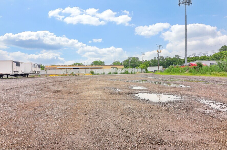 More Photos Of 17735 Chappel Ave, Lansing Industrial For Sale