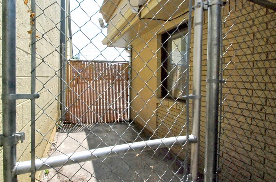 More Photos Of 5638 Star Ln, Houston Auto Dealership For Lease