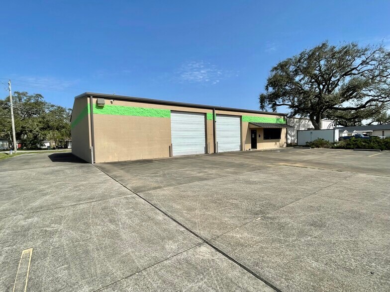 More Photos Of 500 E Plantation Dr, Clute Warehouse For Sale