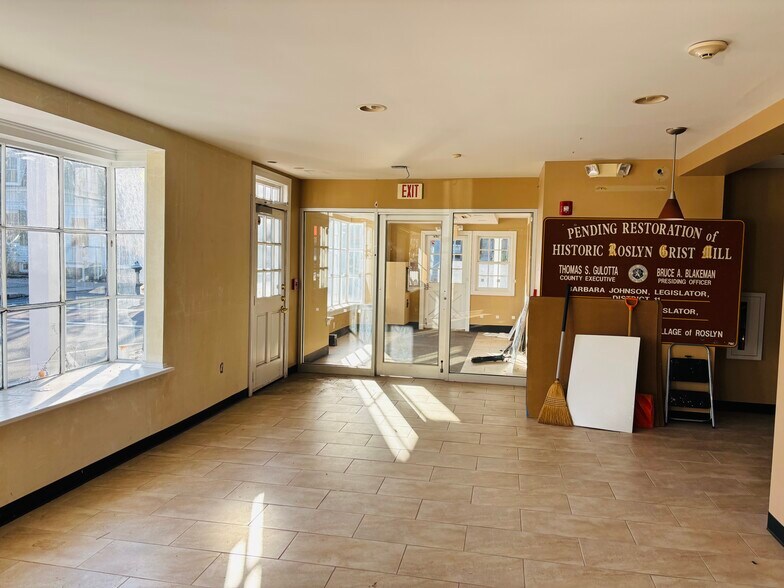 More Photos Of 1345 Old Northern Blvd, Roslyn Storefront Retail Office For Sale