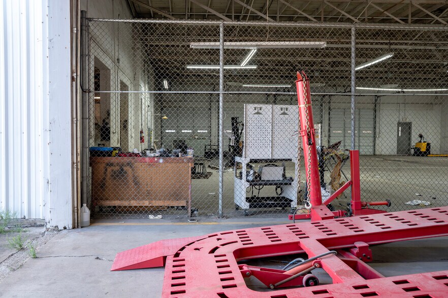 More Photos Of 4925 Avenue H, Rosenberg Warehouse For Lease