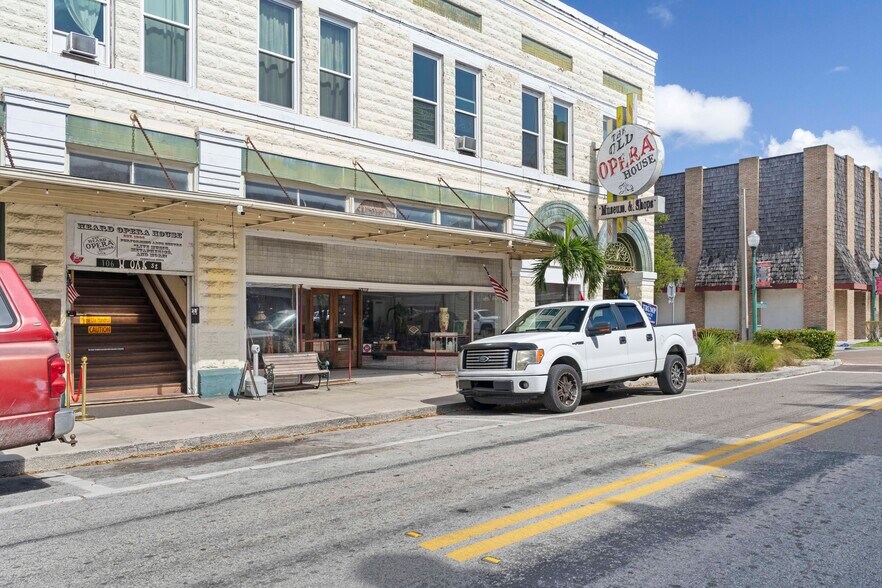 More Photos Of 106 W Oak St, Arcadia Storefront For Sale