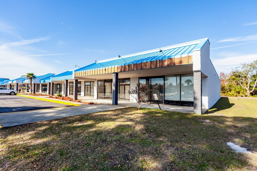 More Photos Of 3302-3338 Highway 17 S, North Myrtle Beach Storefront For Lease