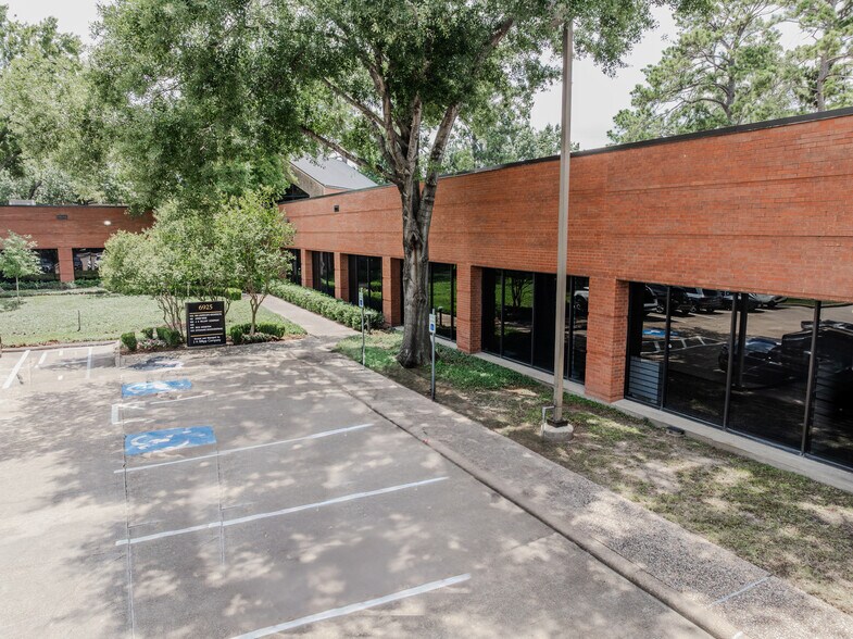 More Photos Of 6925 Portwest Dr, Houston Unknown For Lease