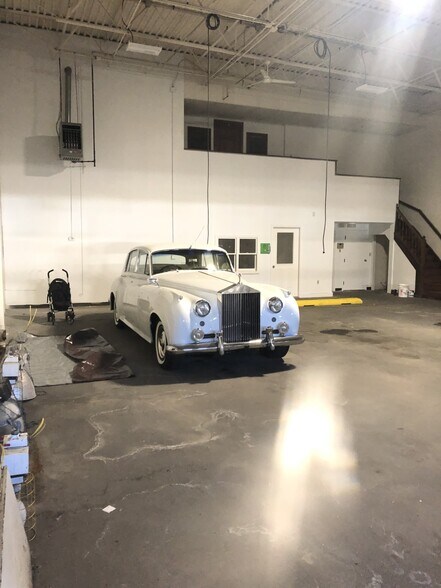 More Photos Of 65 Avco Rd, Haverhill Warehouse For Lease