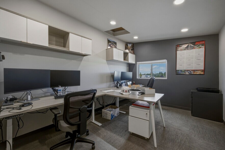 More Photos Of 2213 Henderson Loop, Richland Warehouse For Sale