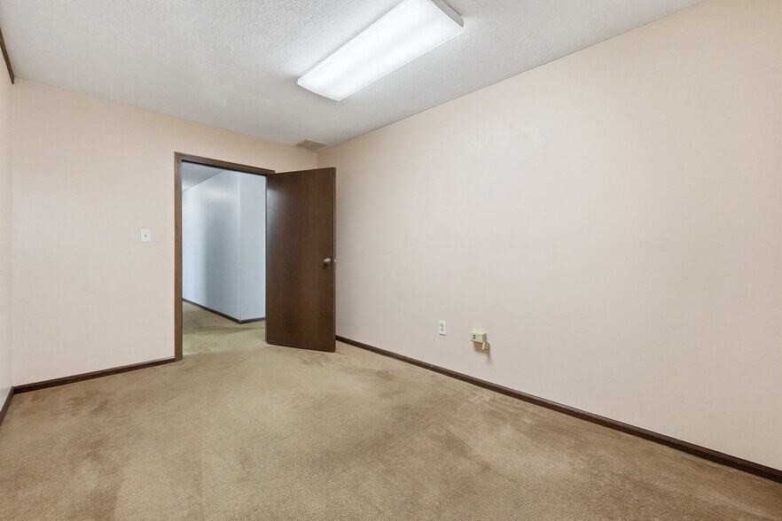 More Photos Of 3201 E Center St, Warsaw Office For Sale