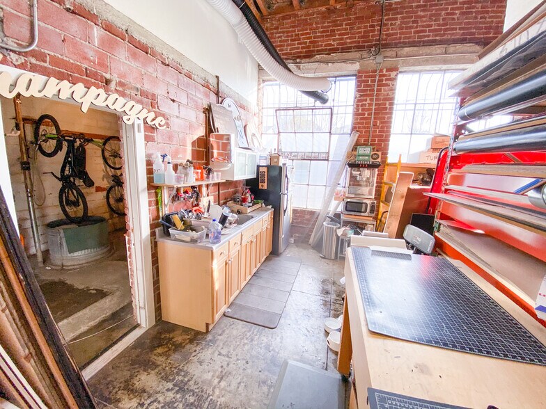 More Photos Of 2295 San Pablo Ave, Berkeley Showroom For Lease