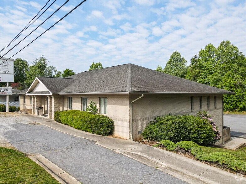 More Photos Of 2180 Northwest Blvd, Newton Medical For Sale