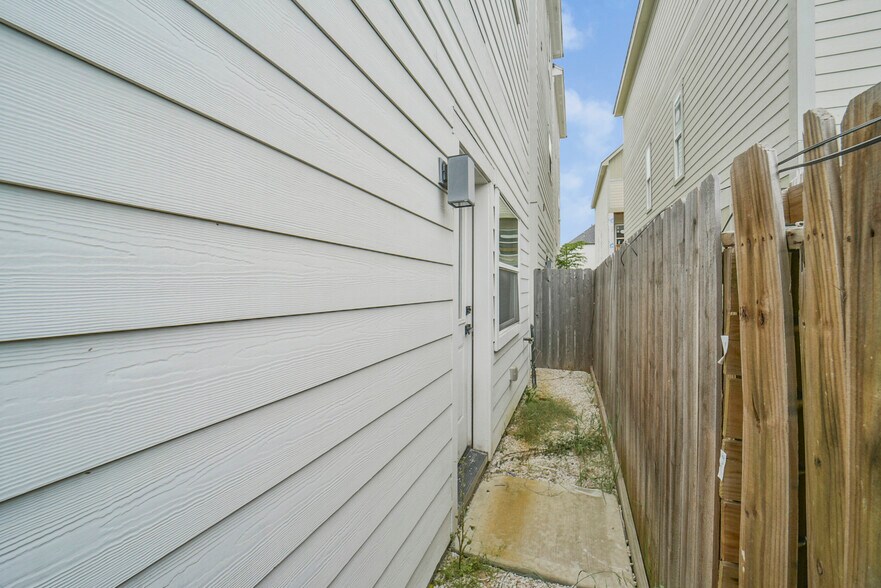 More Photos Of 316 Thornton Rd, Houston Apartments For Sale