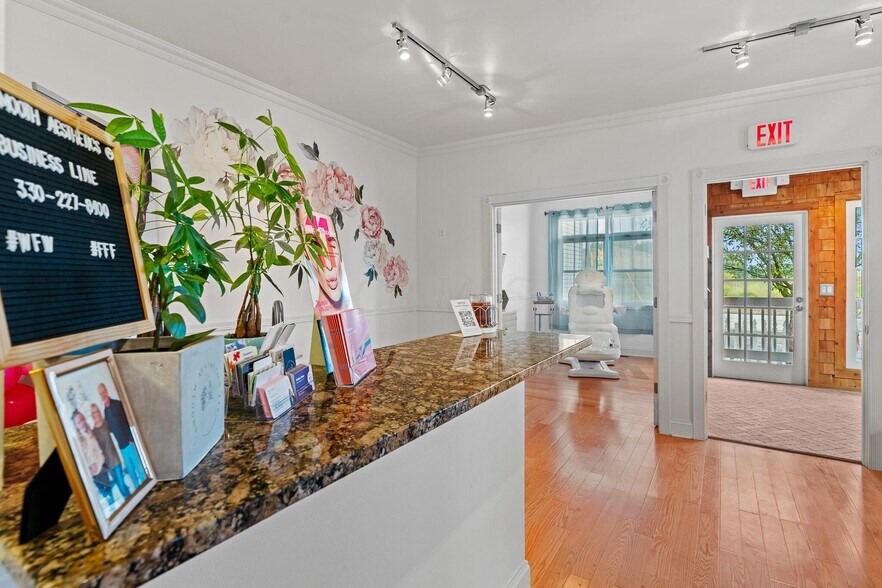 More Photos Of 1550 Lewis Center Rd, Lewis Center Freestanding For Sale