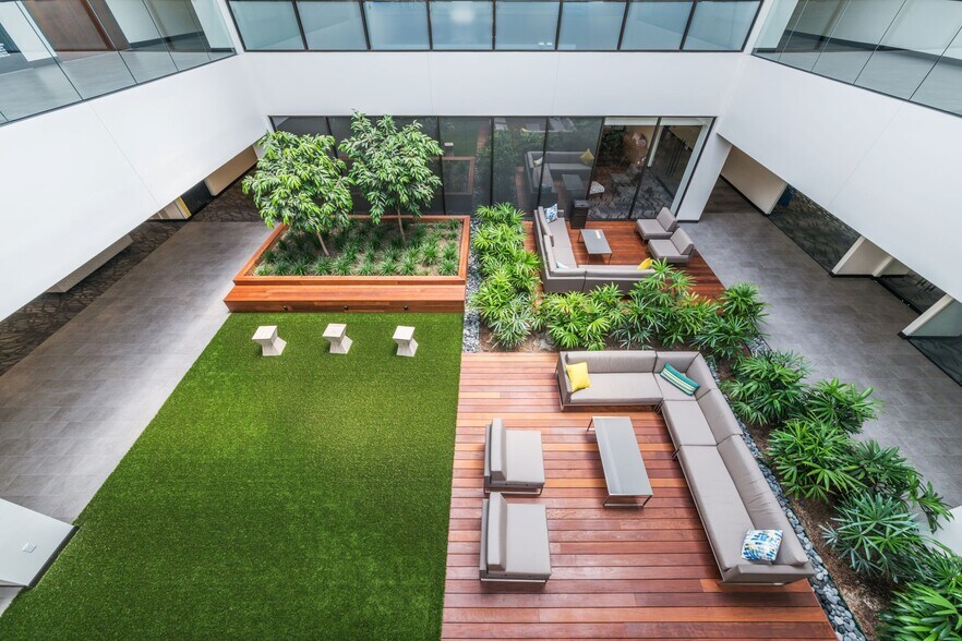 More Photos Of 1341 W Mockingbird Ln, Dallas Office For Lease