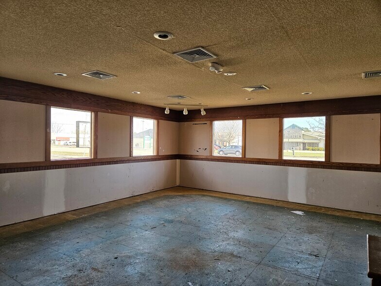 More Photos Of 3199 Bay Rd, Saginaw Restaurant For Lease