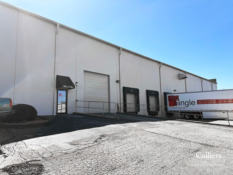 More Photos Of 10 S Corporate Hills Dr, Saint Charles Warehouse For Lease
