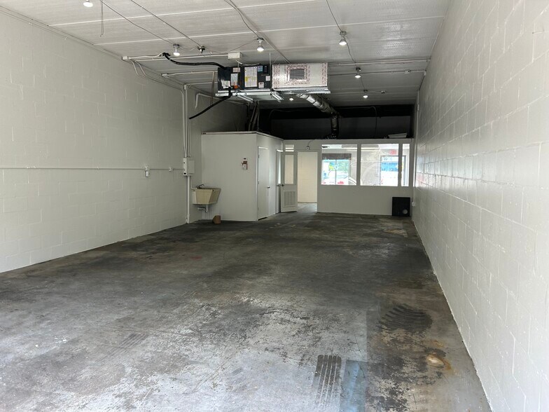 More Photos Of 3003-3015 62nd Ave, Bradenton Showroom For Lease
