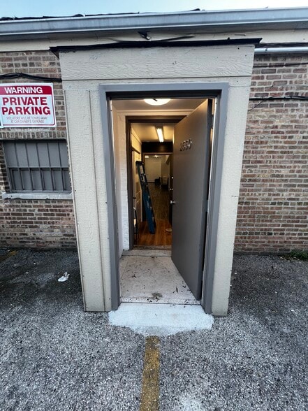 More Photos Of 2550-2558 W Peterson Ave, Chicago Office For Lease
