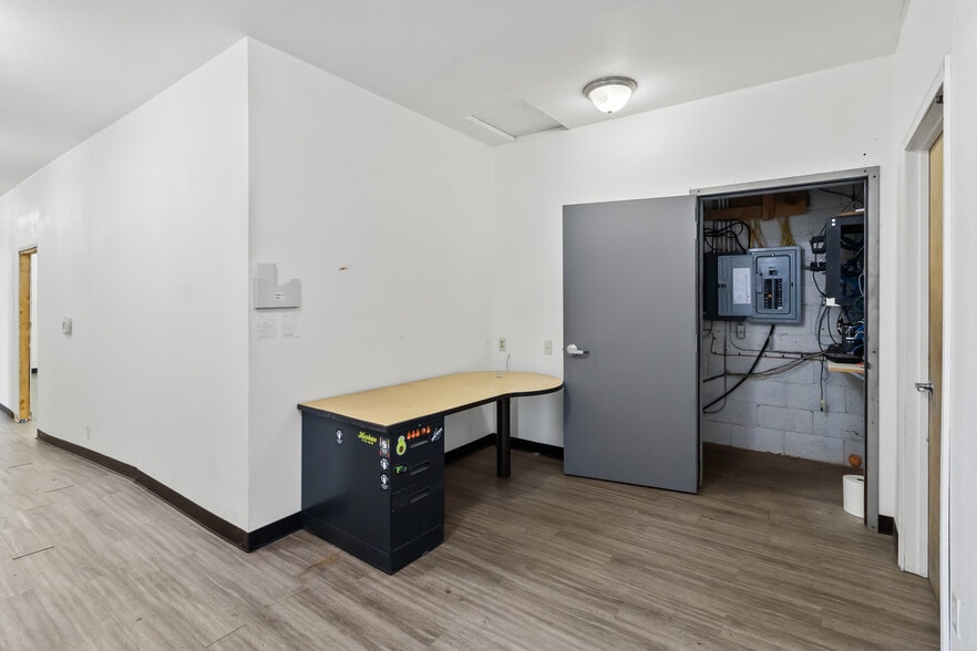 More Photos Of 3215 Meadow Ln, Eugene Manufacturing For Sale