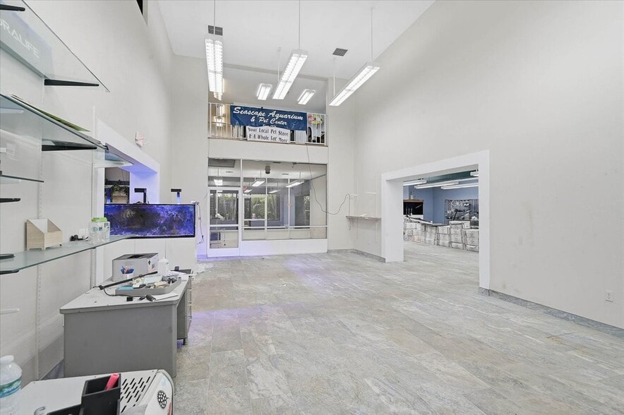 More Photos Of 2160 Gulf Gate Dr, Sarasota Storefront For Sale