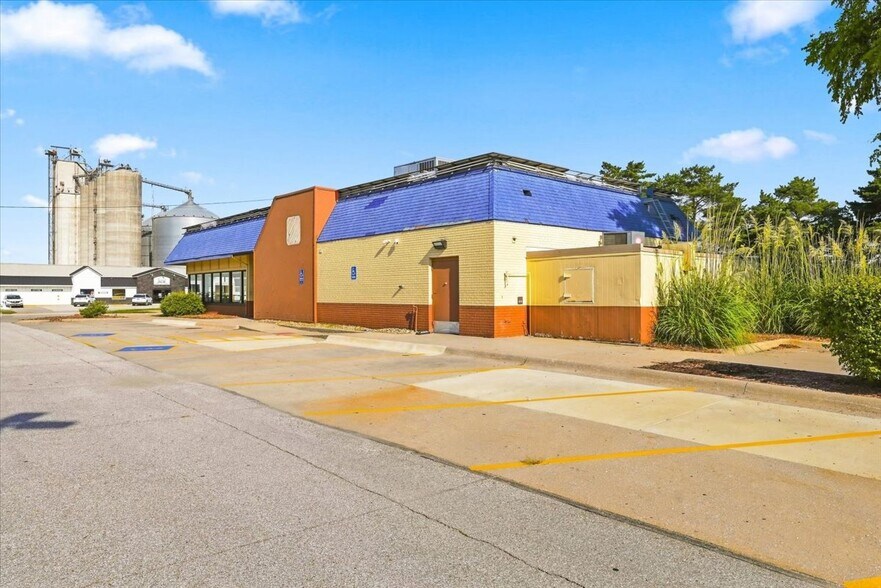 More Photos Of 1410 N Broadway St, Red Oak Fast Food For Lease
