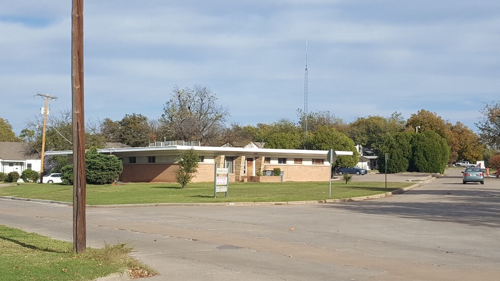 Primary Photo Of 801-809 NW Pershing Dr, Lawton Medical For Sale