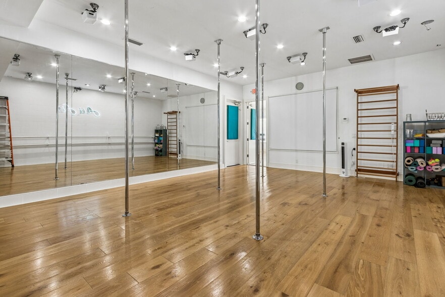 More Photos Of 1401 Penman Rd, Jacksonville Beach Loft Creative Space For Sale