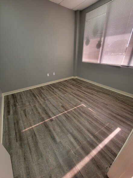 More Photos Of 5481-5499 Summerhill Rd, Texarkana Storefront Retail Office For Lease