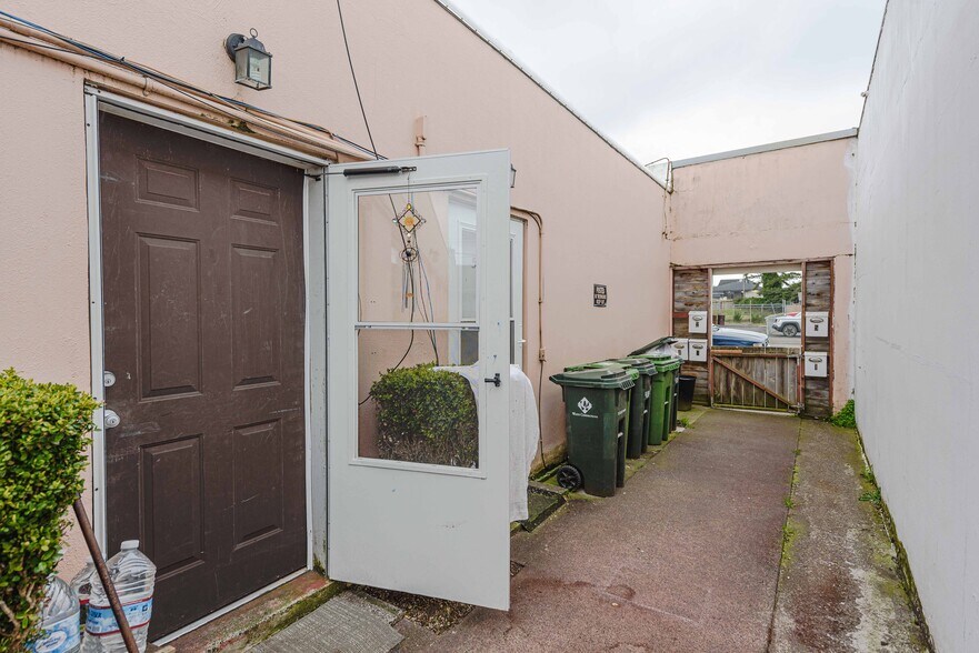 More Photos Of 562 Newmark St, Coos Bay Storefront For Sale