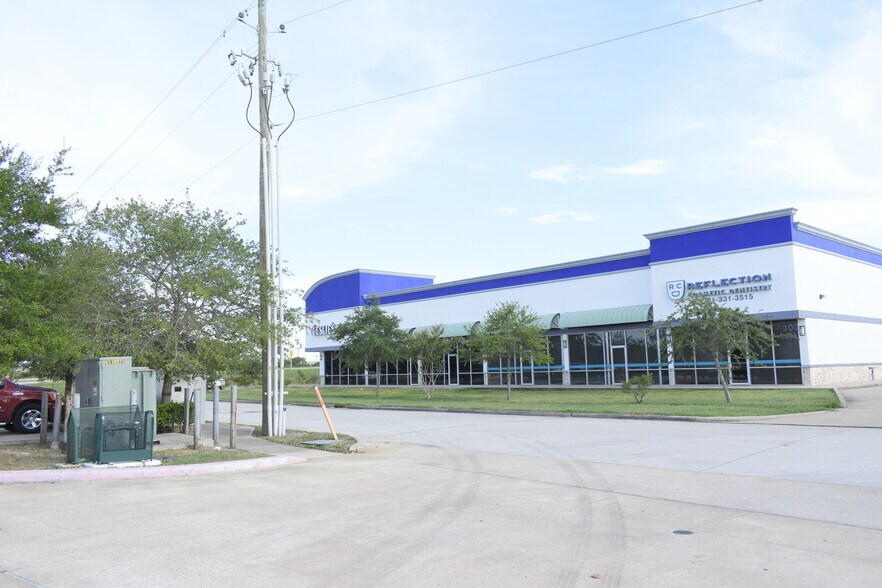More Photos Of 253 N Bypass 35, Alvin Storefront For Lease