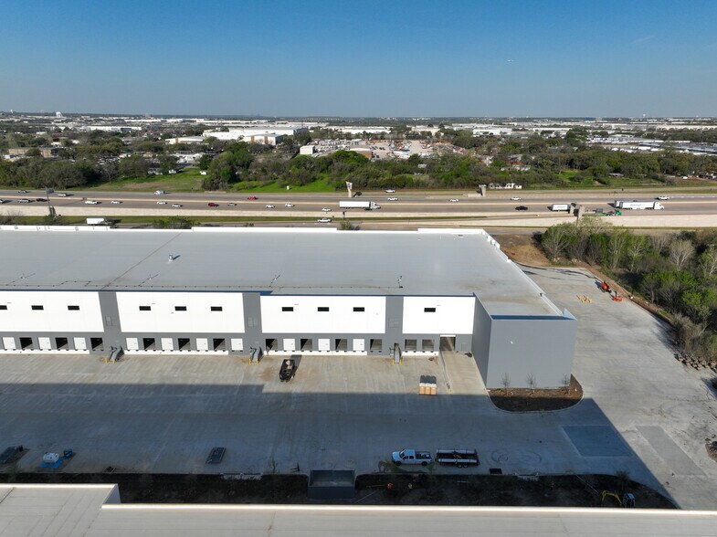 More Photos Of 902 W Shady Grove Rd, Grand Prairie Distribution For Lease